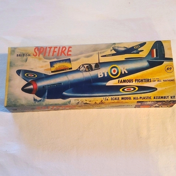 Aurora Vintage Famous British Spitfire #20A-69 1/4 Model Kit - Picture 1 of 10